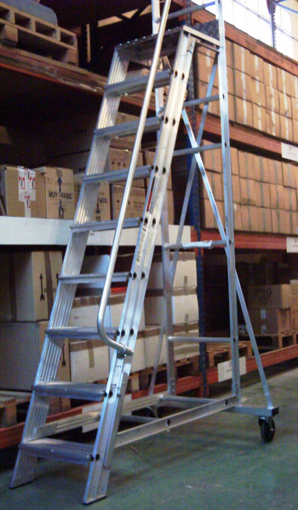 escalera alta con ruedas